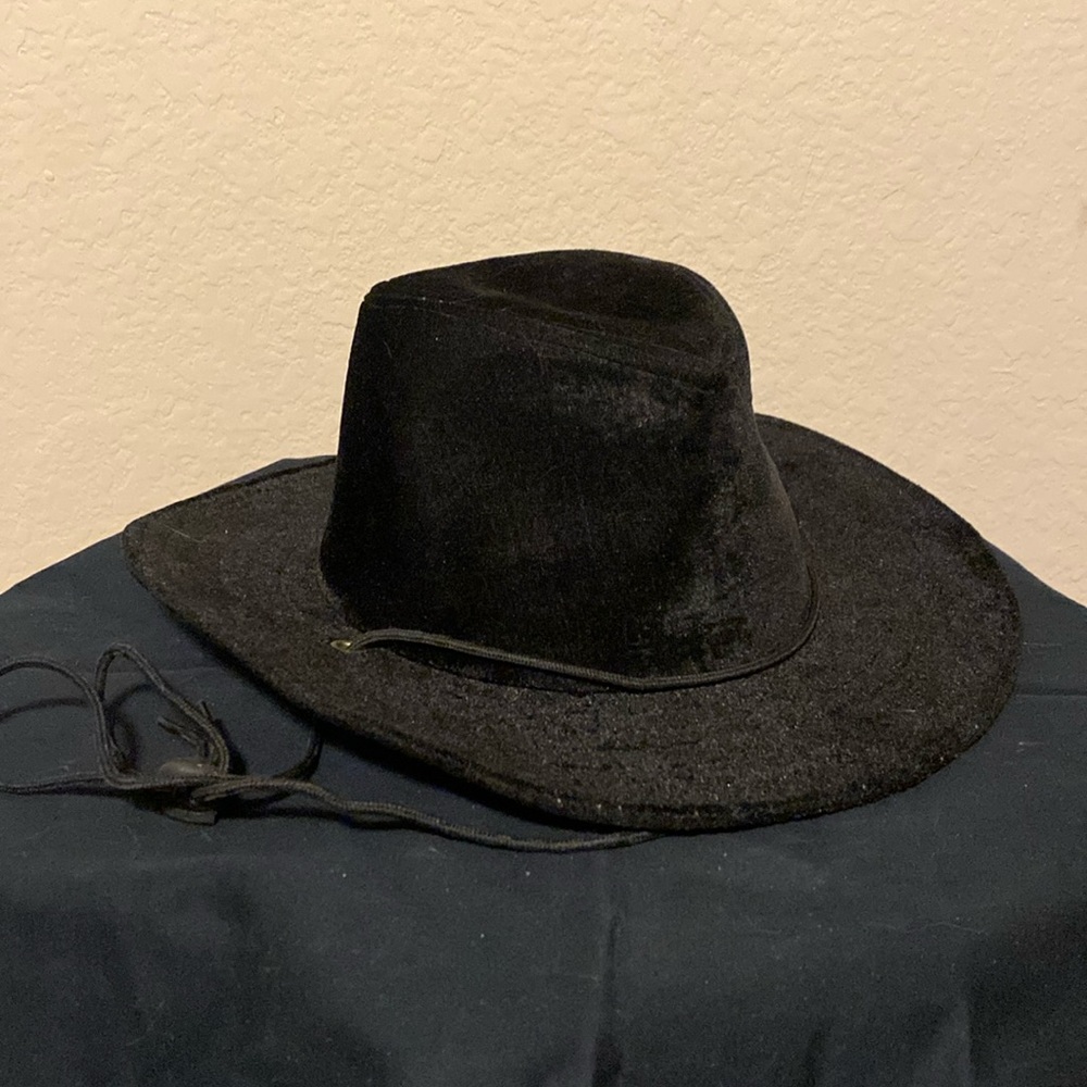 Black velvet cowboy hat with band